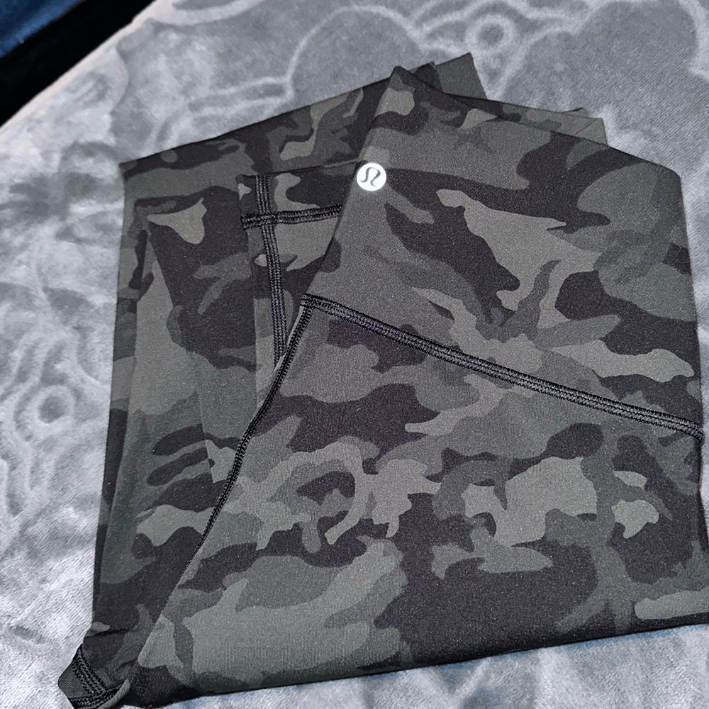 Size 6 Camo Lululemon Align Legging 28" - Picture 7 of 8